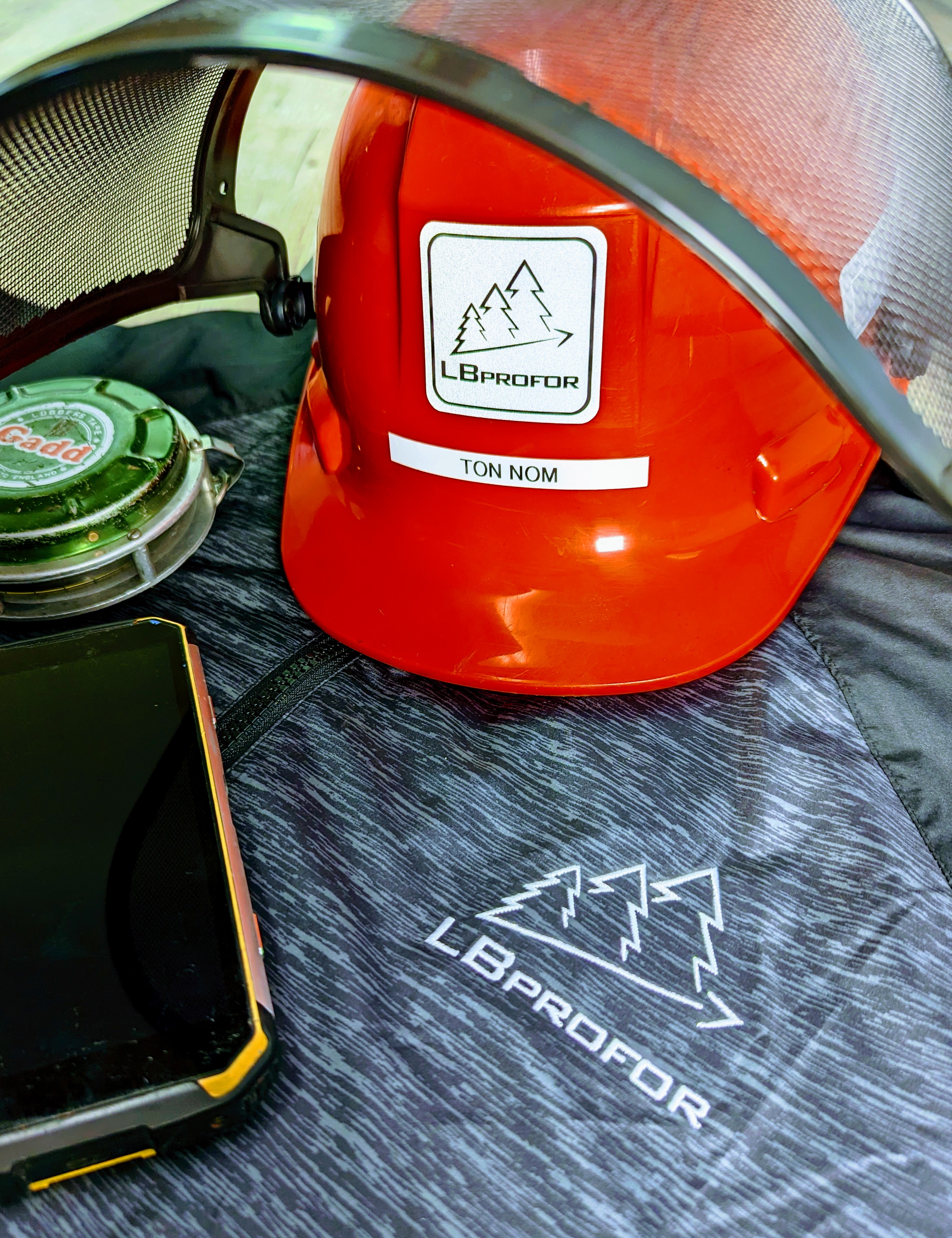 Veste LBProfor avec casque rouge et téléphone
